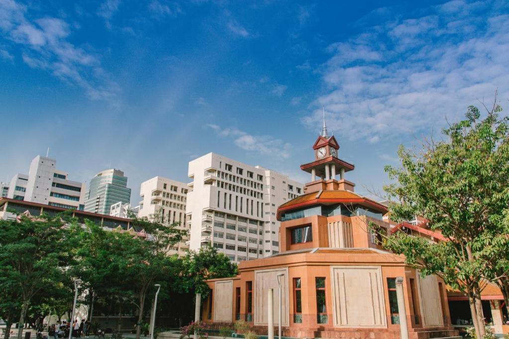 White House Asoke Sukhumvit 18 Hotel Bangkok Bagian luar foto