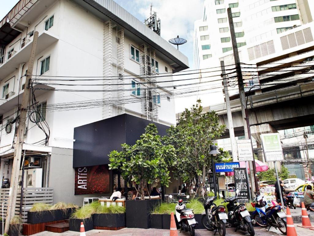 White House Asoke Sukhumvit 18 Hotel Bangkok Bagian luar foto