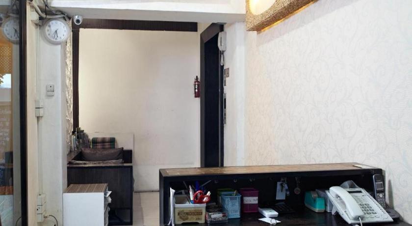 White House Asoke Sukhumvit 18 Hotel Bangkok Bagian luar foto
