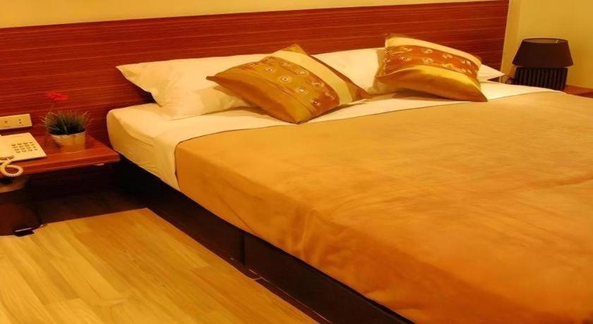 White House Asoke Sukhumvit 18 Hotel Bangkok Bagian luar foto