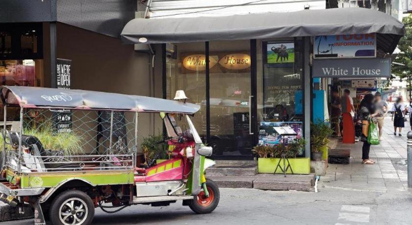 White House Asoke Sukhumvit 18 Hotel Bangkok Bagian luar foto