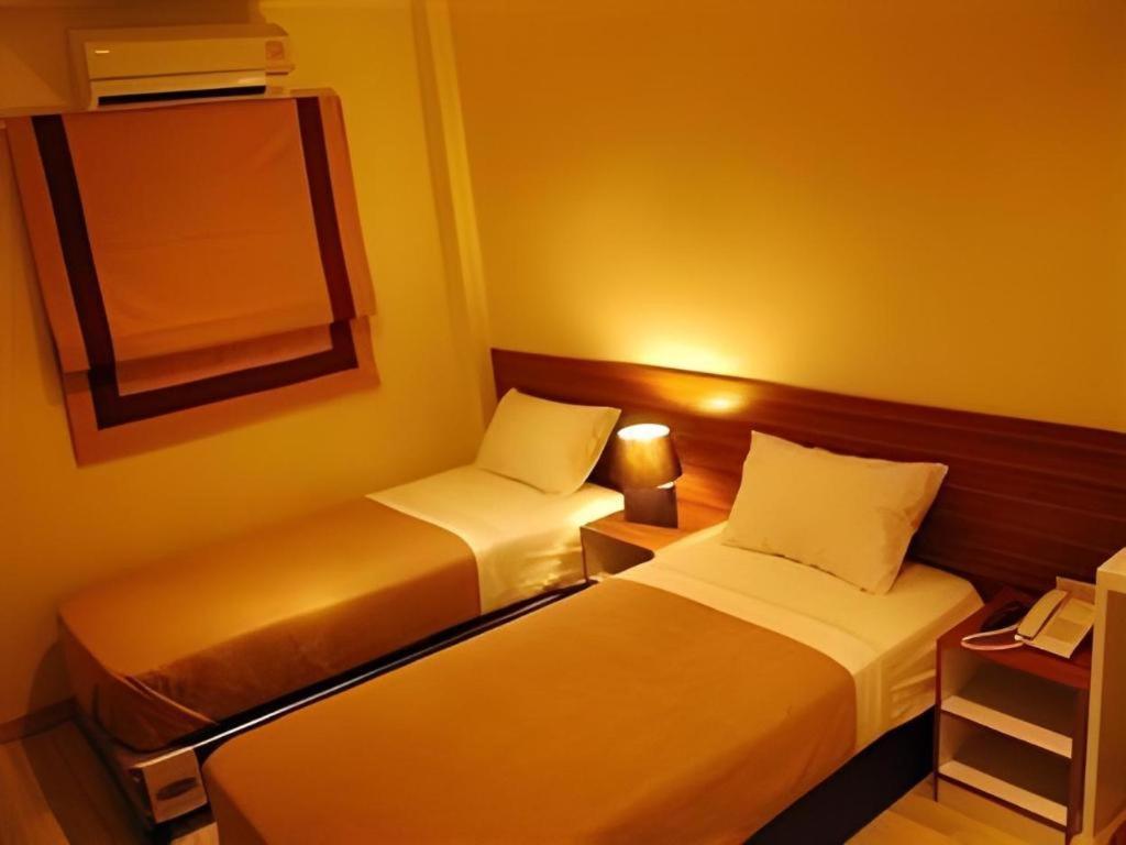 White House Asoke Sukhumvit 18 Hotel Bangkok Bagian luar foto