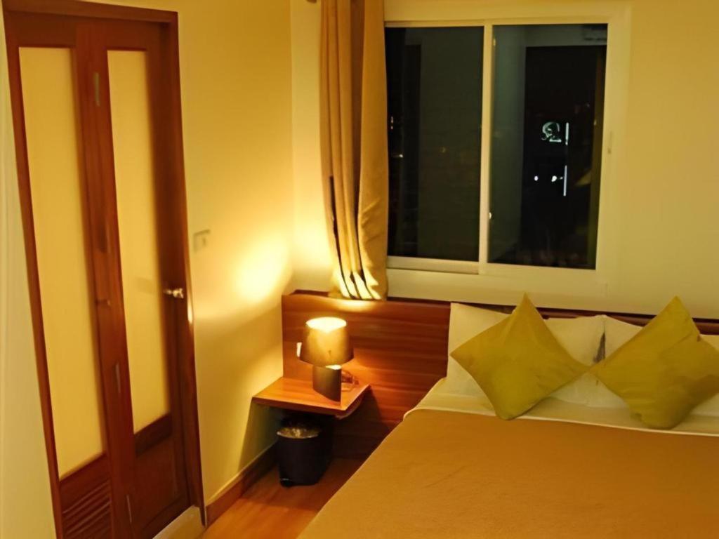White House Asoke Sukhumvit 18 Hotel Bangkok Bagian luar foto