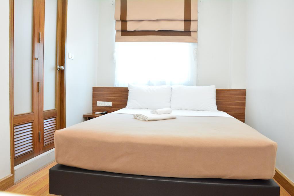 White House Asoke Sukhumvit 18 Hotel Bangkok Bagian luar foto