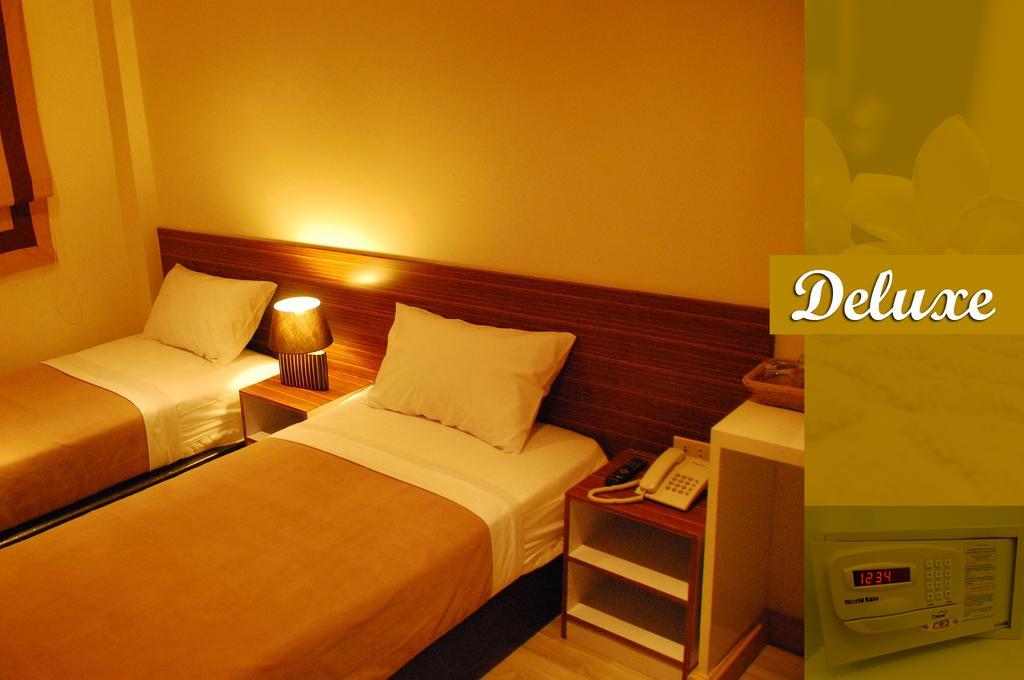 White House Asoke Sukhumvit 18 Hotel Bangkok Bagian luar foto
